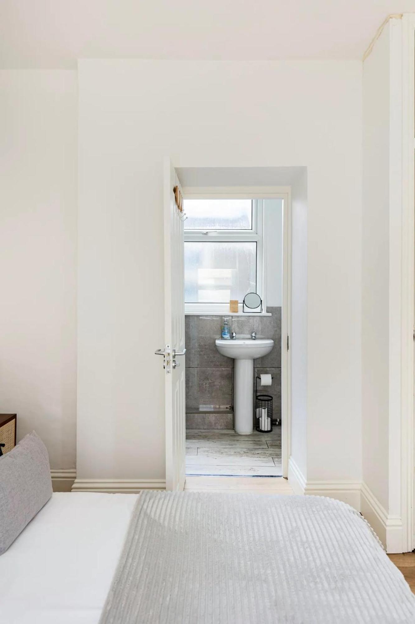 Stylish One Bedroom Apartment In Greater Лондон Экстерьер фото