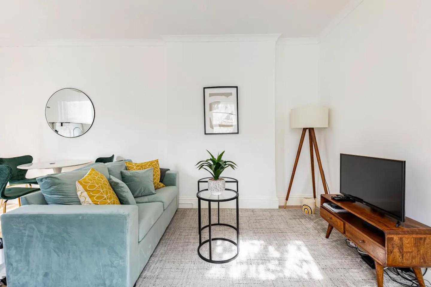 Stylish One Bedroom Apartment In Greater Лондон Экстерьер фото